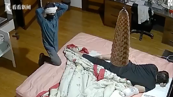 股票配资平台平台 印度蒙面窃贼入室盗窃 举铁棒对准床上熟睡男子!