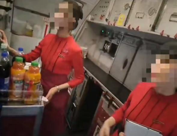 股票配资平台平台 白金卡旅客要求摆餐遭拒后刁难乘务组，女空乘后续因被骚扰离职？川航回应