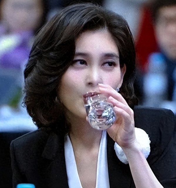 股票配资程序 三星家族有多自律? 李在镕坐牢7个月瘦26斤, 李富真52岁美如少女